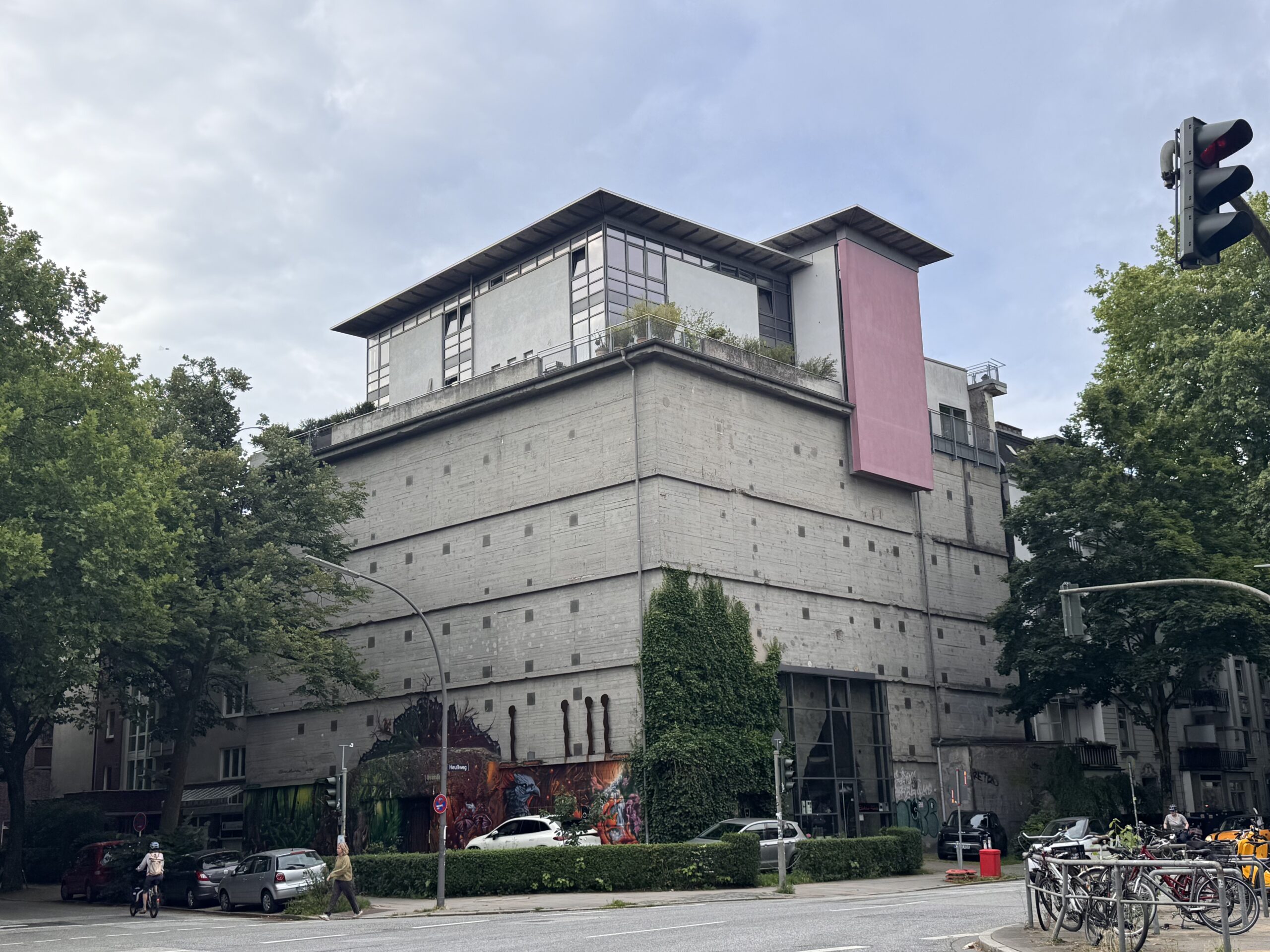 Markantes Betongebäude in einem Hamburger Wohnquartier