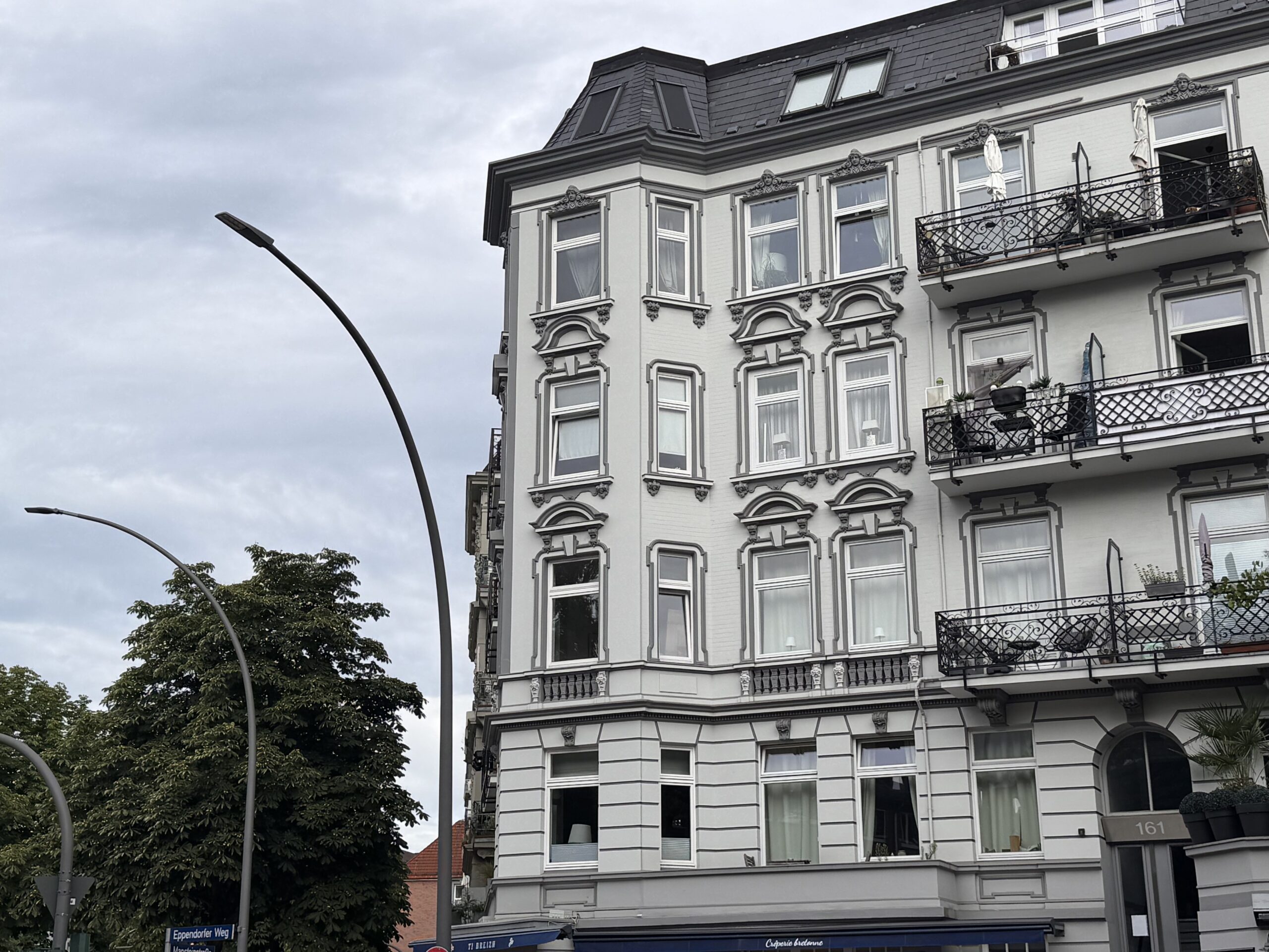 Hamburger Altbaufassade mit Stuck und Balkonen am Eppendorfer Weg