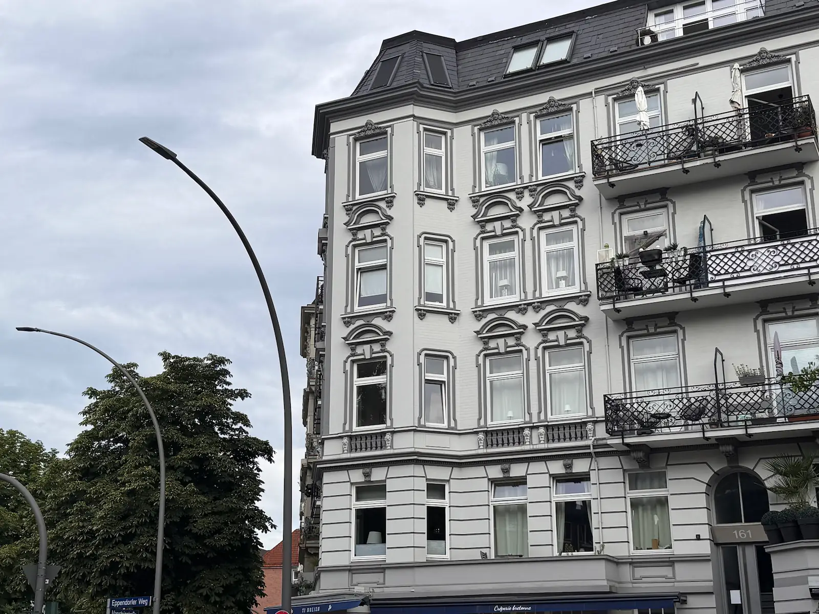 Hamburger Altbaufassade mit Stuck und Balkonen am Eppendorfer Weg